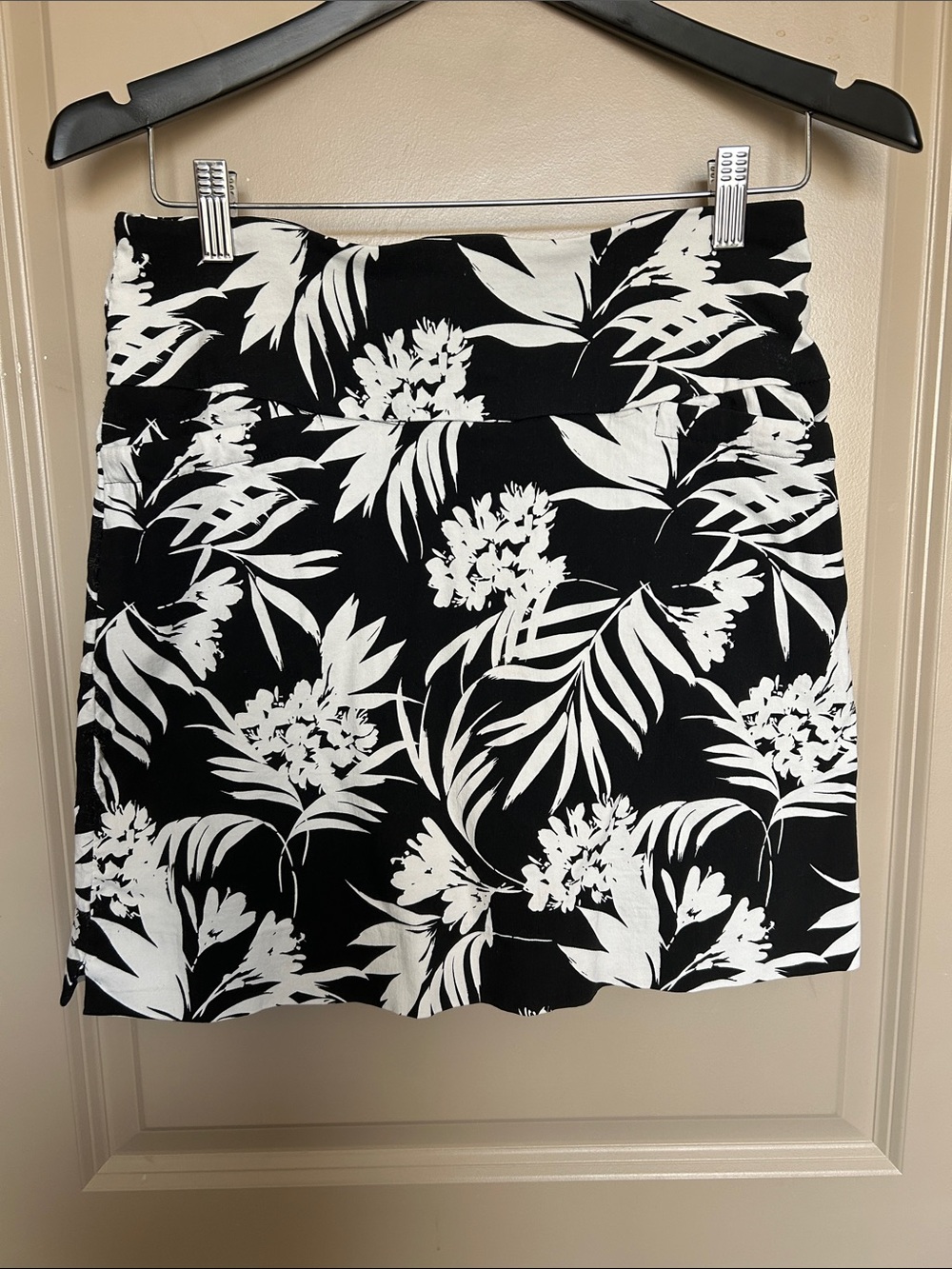 S.C & Co. Black/White Floral tummy Control Pull On Skort/Skirt